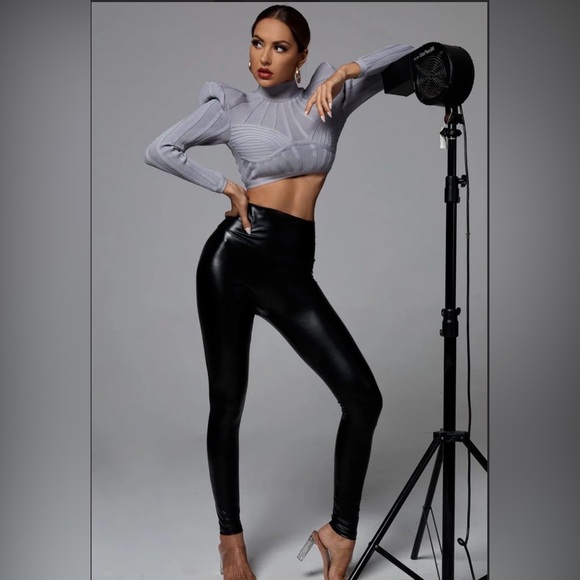 NWT. Gray Structured Long-Sleeve Crop Top - Picture 5 of 5